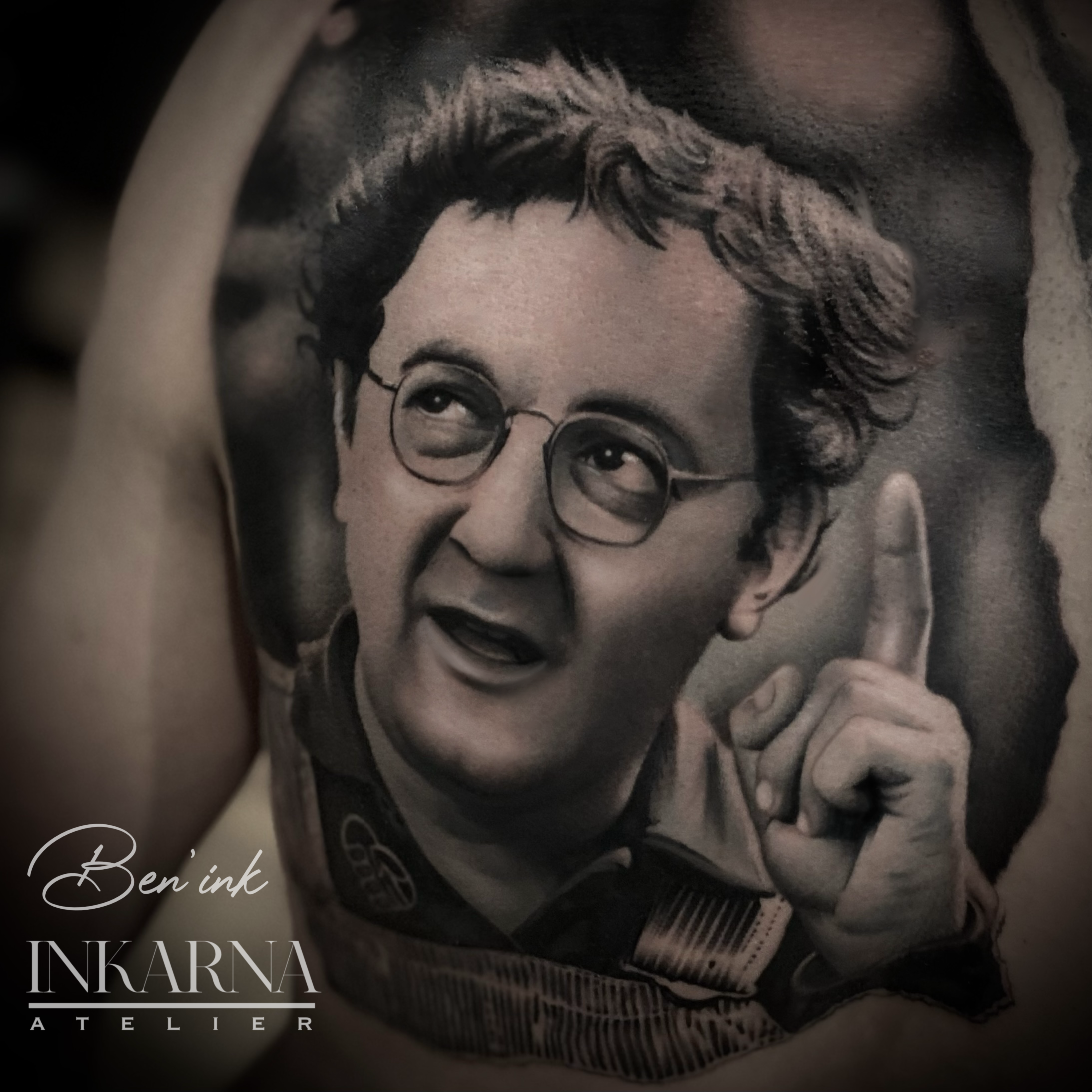 Coluche : Quand le Rire dénonce — tatouage par Ben INK